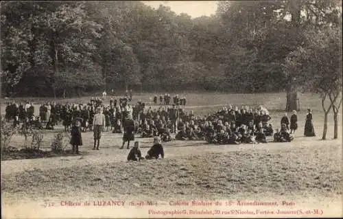 Ak Luzancy Seine et Marne, Chateau, Colonie Scolaire du 18e Arrondissement Paris, Gruppenbild