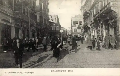 Ak Saloniki Thessaloniki Griechenland, Straßenpartie, Passanten