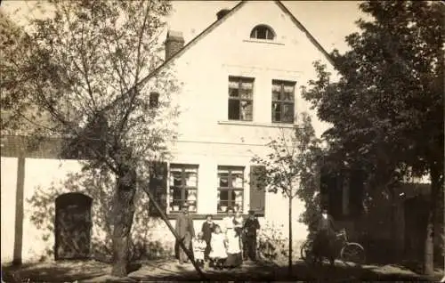 Foto Ak Magdeburg an der Elbe, Familie vor Wohnhaus