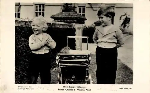 Ak Prinz Charles, Prinzessin Anne, Britisches Königshaus, Puppenwagen