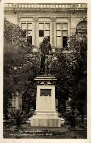 Ak Zürich Stadt Schweiz, Pestalozzi-Denkmal, Linth-Escher Schulhaus