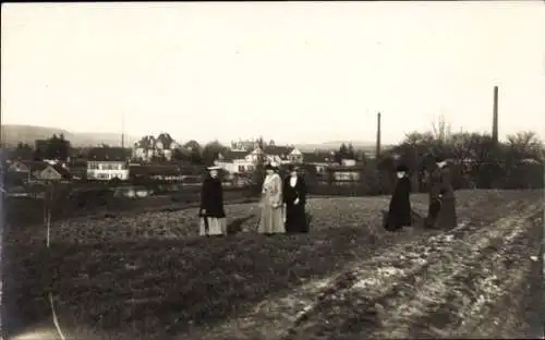 Foto Ak Kirchheim unter Teck Württemberg, Frauen stehen auf einem Feld