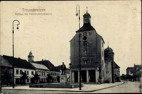 Ak Treuenbrietzen in Brandenburg, Rathaus m. Hohenzollernbrunnen, Außenansicht