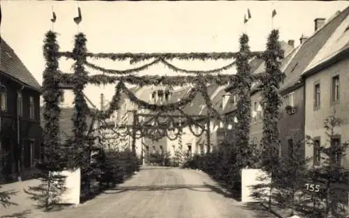 Ak Roßwein in Sachsen, Schulfest, Straßenpartie, Festschmuck