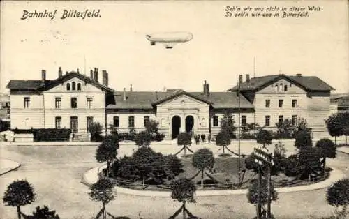 Ak Bitterfeld in Sachsen Anhalt, Bahnhof, Zeppelin