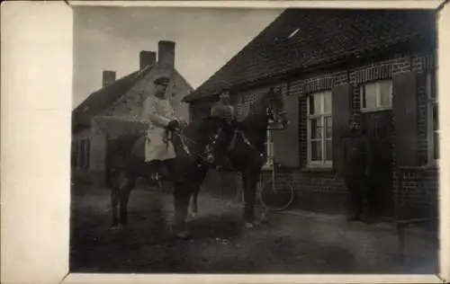 Foto Ak Deutsche Soldaten in Uniform, Reiter auf Pferden, Kühns Haus, Scheidemann, Junker