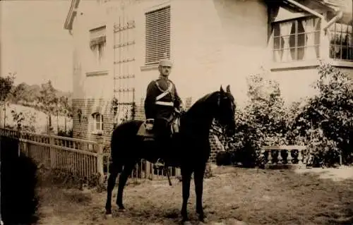 Foto Ak Deutscher Soldat in Uniform auf einem Pferd, im Garten eines Hauses, Berlin