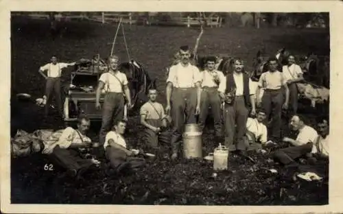 Foto Ak Deutschland ?, Landwirte rasten auf einer Wiese