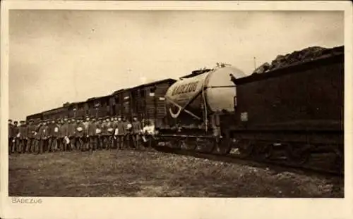 Ak Deutsche Soldaten vor dem Badezug, 1. WK