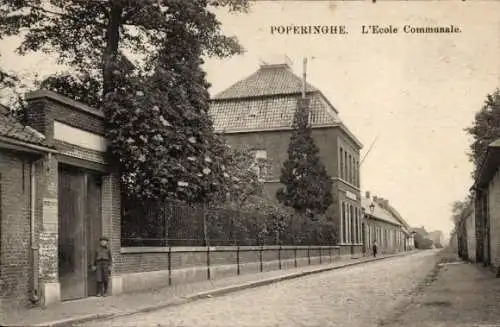 Ak Poperinghe Westflandern, L'Ecole Communale, Schule, Straßenpartie