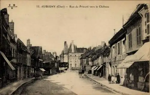 Ak Aubigny sur Nère Cher, Rue du Prieure vers le Chateau