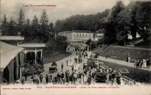 Ak Bagnères de Bigorre Hautes Pyrénées, Im Parc devant le Casino