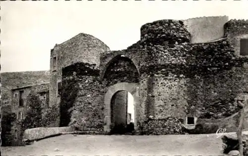 Ak Castelnou Pyrénées-Orientales, Porte d'Entree du Village