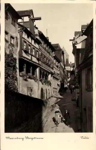 Ak Meersburg am Bodensee, Steigstraße, Passanten, Fachwerkhäuser, Balkon