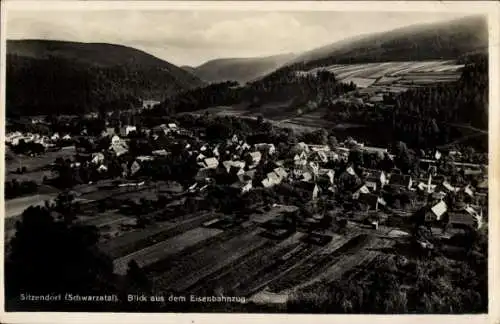 Ak Sitzendorf in Thüringen, Schwarzatal, Totalansicht, Blick aus dem Eisenbahnzug