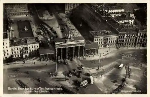 Ak Berlin Mitte, Brandenburger Tor, Pariser Platz, Unter den Linden, Fliegeraufnahme