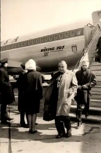 Foto Ak Fluggäste steigen aus dem Flugzeug aus, Boeing 707