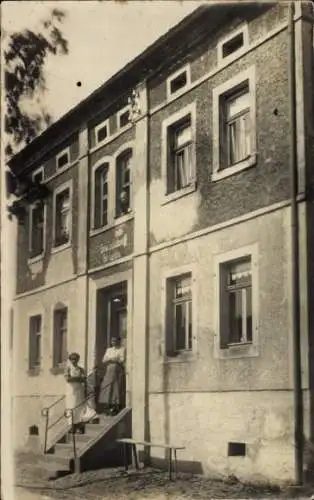 Foto Ak Zwickau in Sachsen, Gebäude, Frauen auf der Eingangstreppe