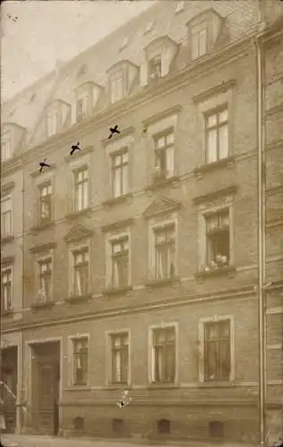 Foto Ak Zwickau in Sachsen, Wohnhaus, Anwohner am Fenster