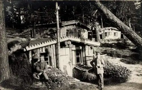 Foto Ak Olschanka Obrotten bei Königsberg Ostpreußen, Leutnant Hilger vor seinem Unterstand, 1. WK