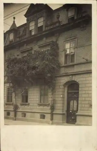 Foto Ak Freiburg im Breisgau, Wohnhaus, Anwohner auf dem bewachsenen Balkon, 1928