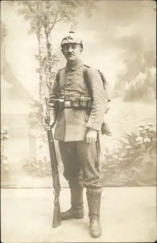 Foto Ak Deutscher Soldat in Uniform, Pickelhaube, Gewehr, Kaiserzeit