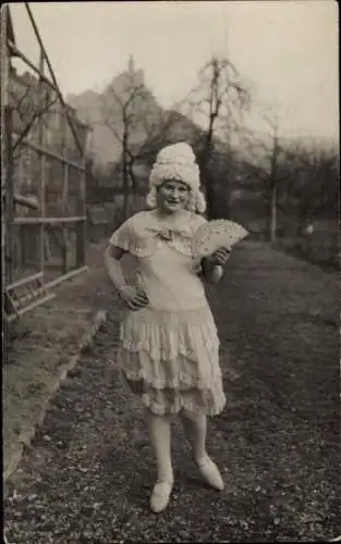 Foto Ak Mädchen in Theaterkostüm, Fächer, Porträt, Jahr 1930