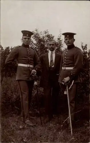 Foto Ak Deutsche Soldaten in Uniformen, Porträt, Mann in Anzug