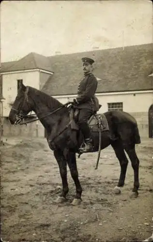 Foto Ak Deutscher Soldat in Uniform, Porträt, Kaiserzeit, Pferd