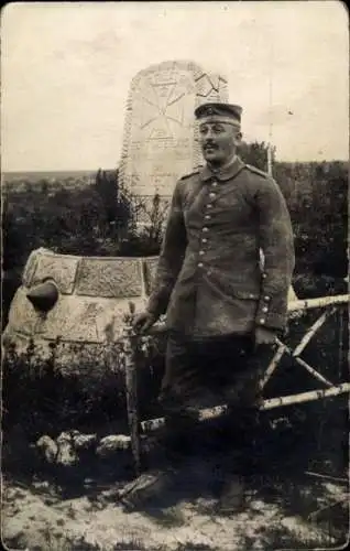 Foto Ak Deutscher Soldat in Uniform, Ehrenmal, Kaiserzeit