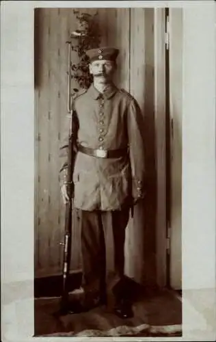 Foto Ak Deutscher Soldat in Uniform, Standporträt, Kaiserzeit