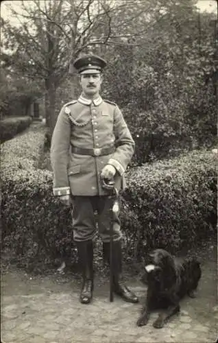 Foto Ak Deutscher Soldat in Uniform, Standporträt, Kaiserzeit, Hund