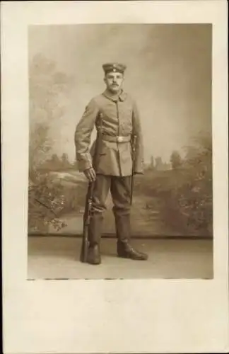 Foto Ak Deutscher Soldat in Uniform, Standporträt, Kaiserzeit