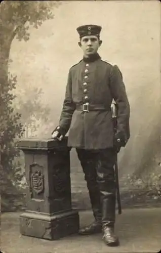 Foto Ak Deutscher Soldat in Uniform, Standporträt, Kaiserzeit