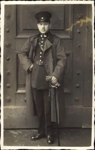 Foto Ak Deutscher Soldat in Uniform, Standporträt