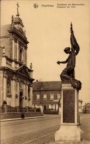 Ak Harelbeke Westflandern, Vorderfassade der Kirche, Statue