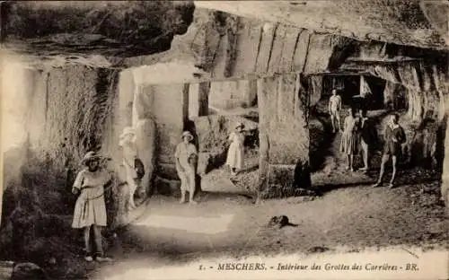 Ak Meschers Charente Maritime, Grottes Carrières, Gens