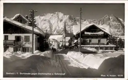 Ak Seefeld in Tirol, Dorfstraße gegen Dreitorspitze und Oefelekopf