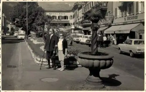 Foto Ak Lienz in Tirol, Straßenpartie, Paar, Geschäft Zechner, Hotel Post