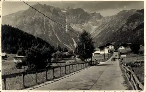 Foto Ak Obernberg am Brenner in Tirol, Straßenansicht, Berge, Ort