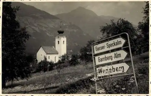 Foto Ak Weissach Kufstein in Tirol, Wegweiser, Kirche beim Kreuzberg