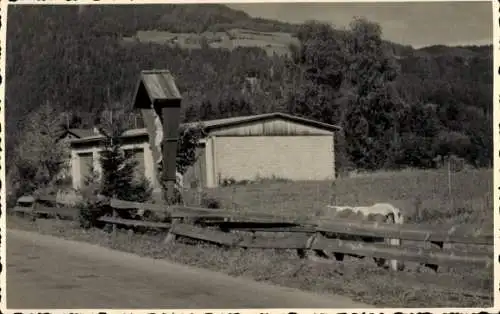 Foto Ak Amlach in Tirol, Backsteinbau, Kreuz am Wegesrand