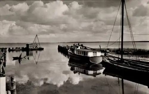 Ak Ostseebad Dierhagen, ,Partie im Hafen, Boote, Wolken, Holzhütte