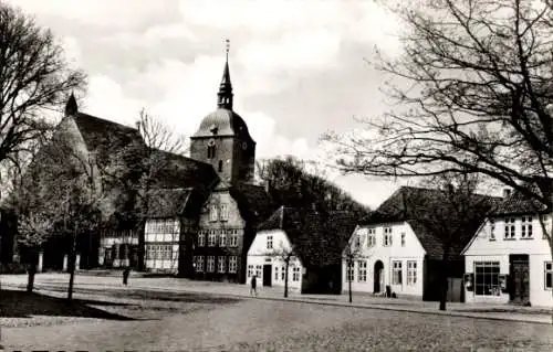 Ak Burg auf der Insel Fehmarn, Kirche mit Museum, Straßenansicht