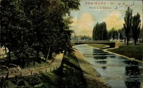 Ak Freiburg im Breisgau, an der Dreisam, Fluss, Brücke