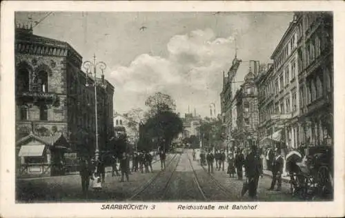 Ak Saarbrücken im Saarland, 3, Reichsstraße, Bahnhof, Straßenbahn