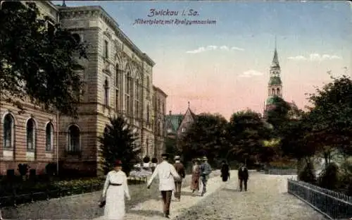 Ak Zwickau in Sachsen, Albertplatz mit Realgymnasium, Passanten, Kirchturm