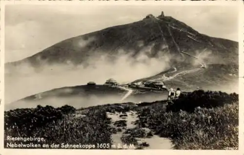 Ak Karpacz Krummhübel Schlesien, Dom Śląski, Schlesierhaus, Nebelwolken an der Schneekoppe