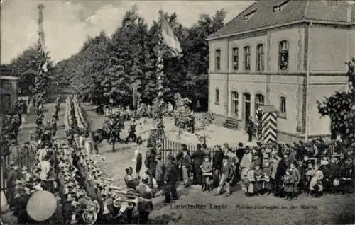 Ak Lockstedt in Holstein, Lockstedter Lager, Fahnenabbringen an der Wache, Kapelle