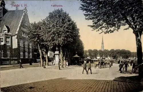 Ak Heide in Holstein, Partie am Marktplatz, Wettersäule, Passanten